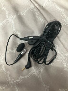 ⭐️ 10-4-$10- Wired Single Black Earbud Headphones with In-Line Mic